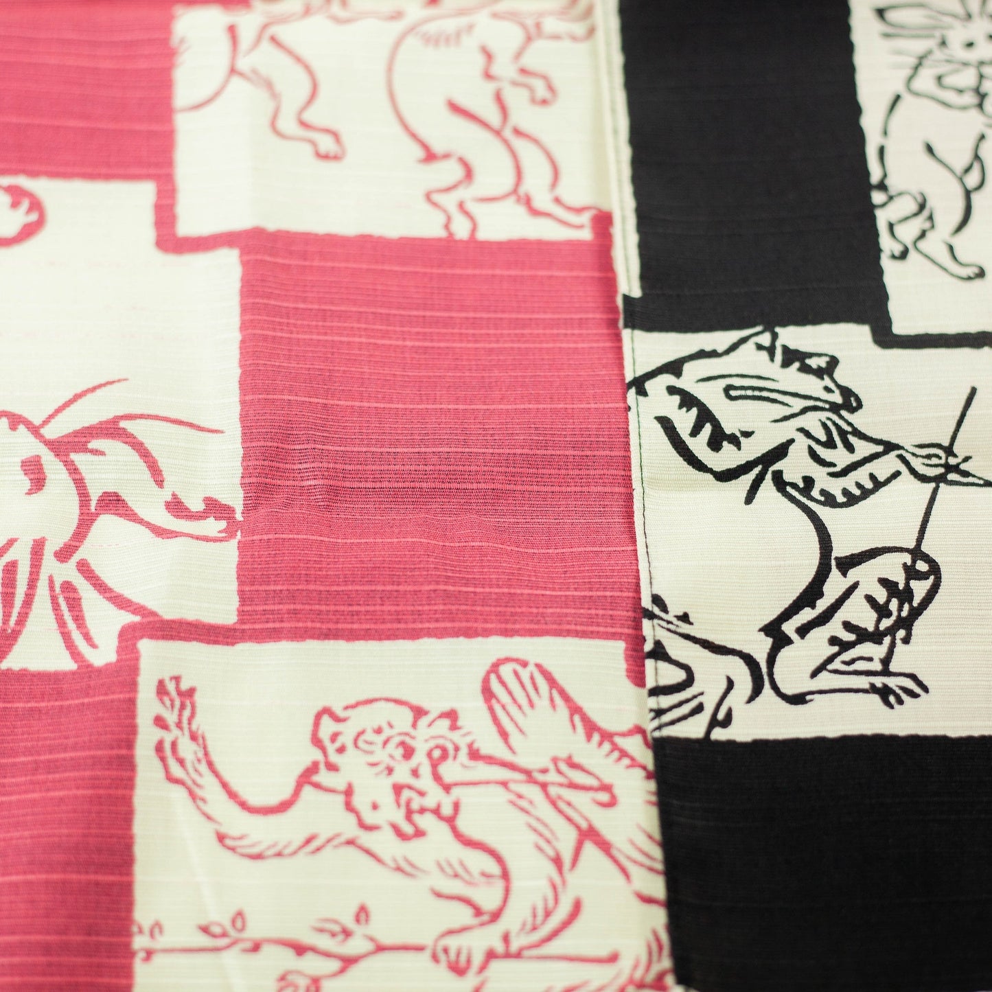 Furoshiki double-face Chôjûgiga (noir et rose, 50 cm)