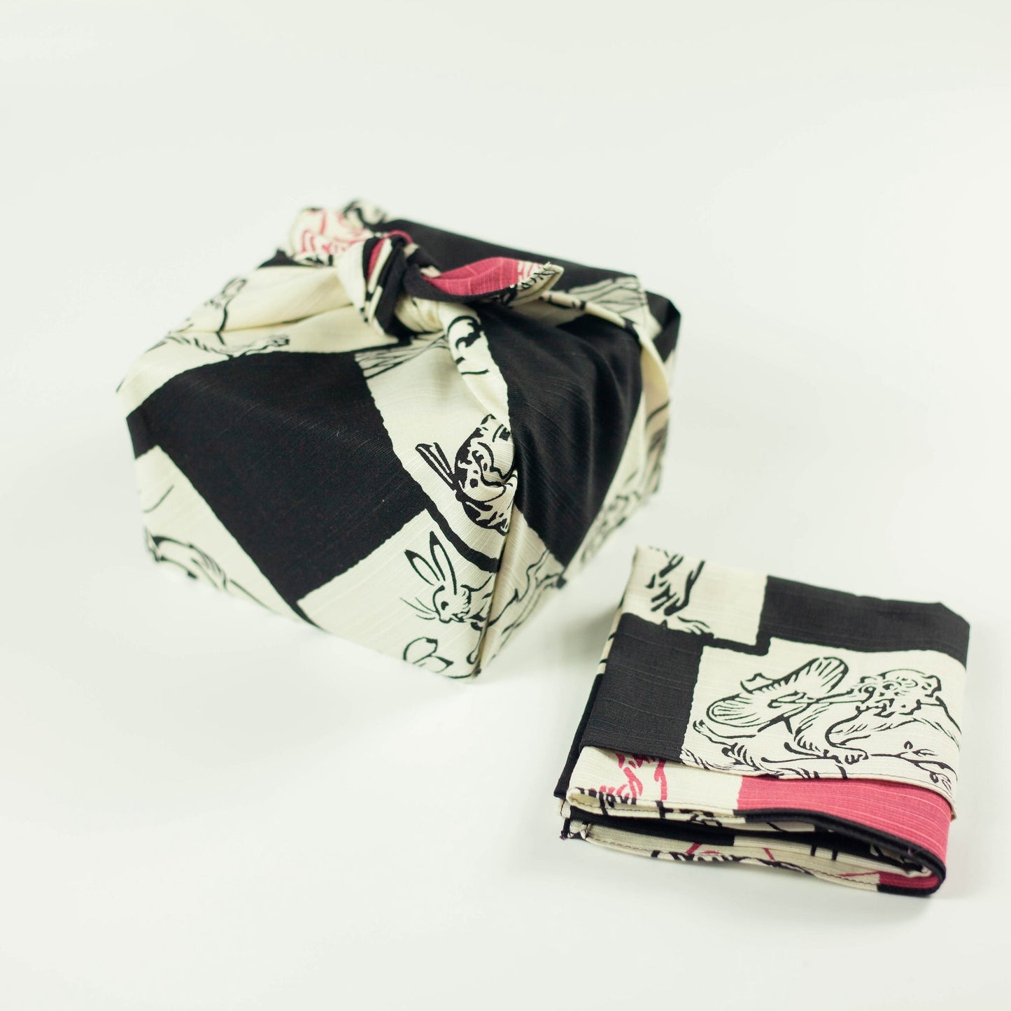 Furoshiki double-face Chôjûgiga (noir et rose, 50 cm)