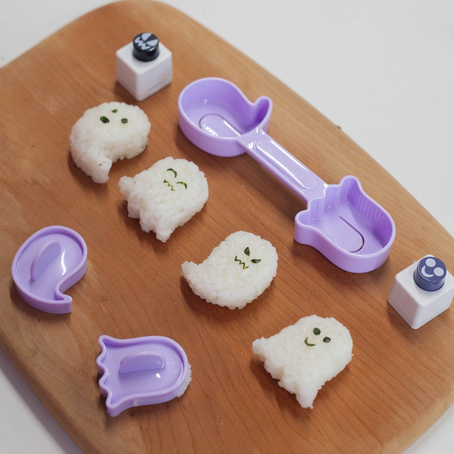 Kleine spook-onigiri-mallen