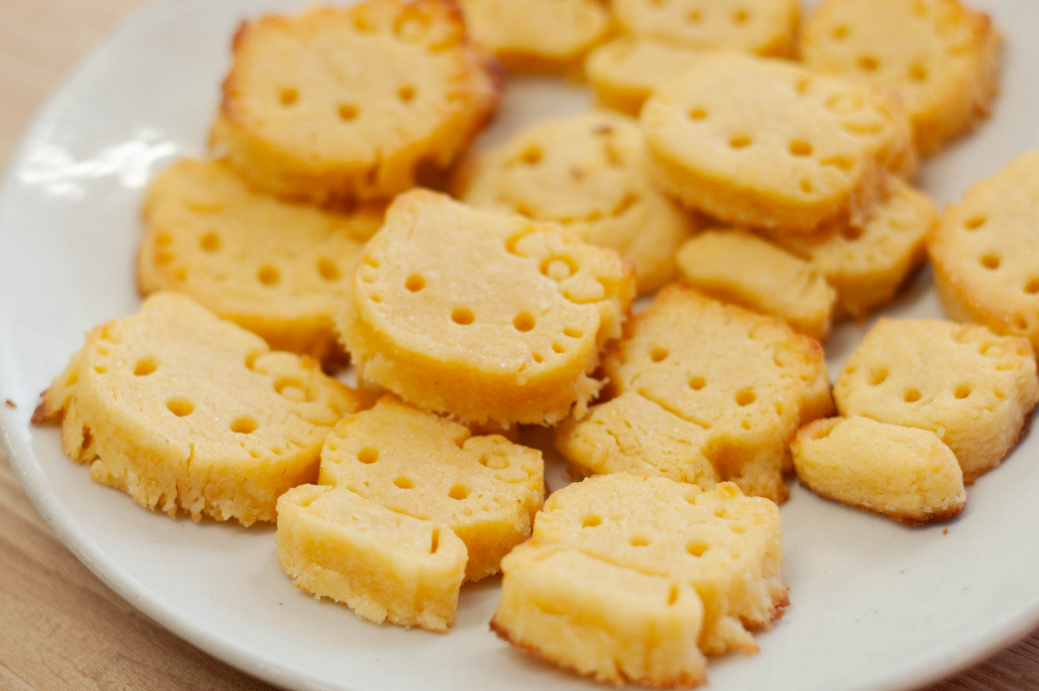 Assiette blanche remplie de biscuits au beurre en forme de Hello Kitty