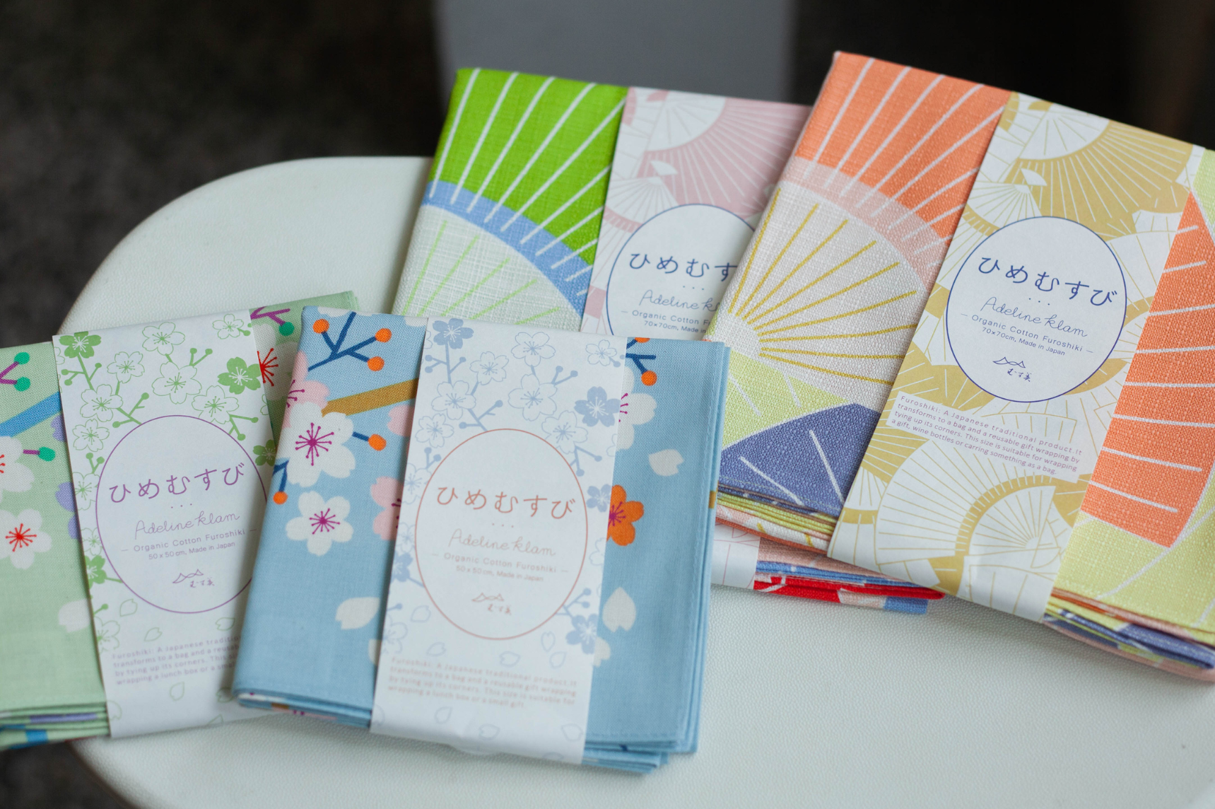 Assortiment de furoshiki japonais pliés sur une table blanche