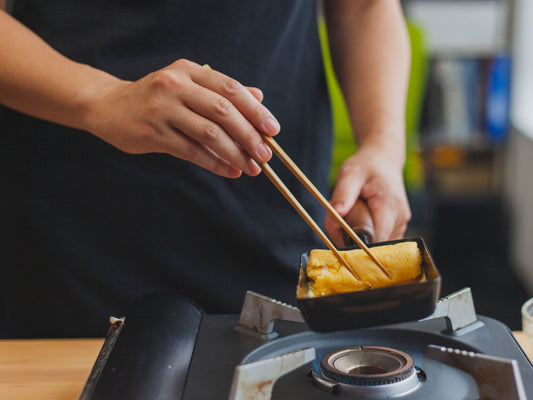 Apprenez à préparer des omelettes Tamagoyaki à l'aide de notre Tamagoyaki Pan Sanjo (9,5 × 15 cm).  🍳