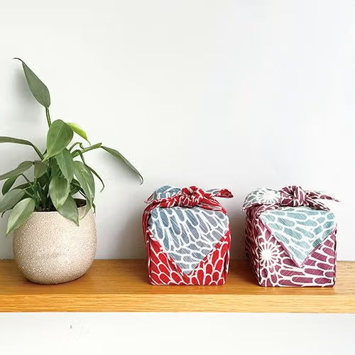 Furoshiki double face Isa Monyo Kiku (rouge et bleu, 48cm)