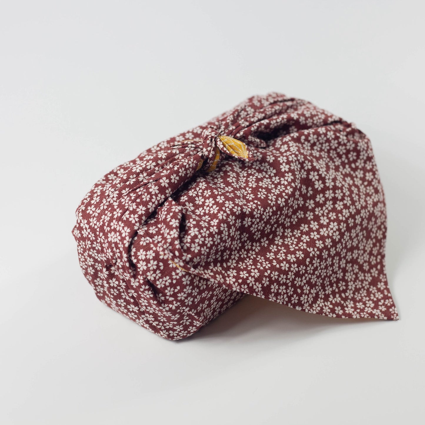 Furoshiki bifacciale Asanoha Sakura (rosso bordeaux e oro, 50 cm)