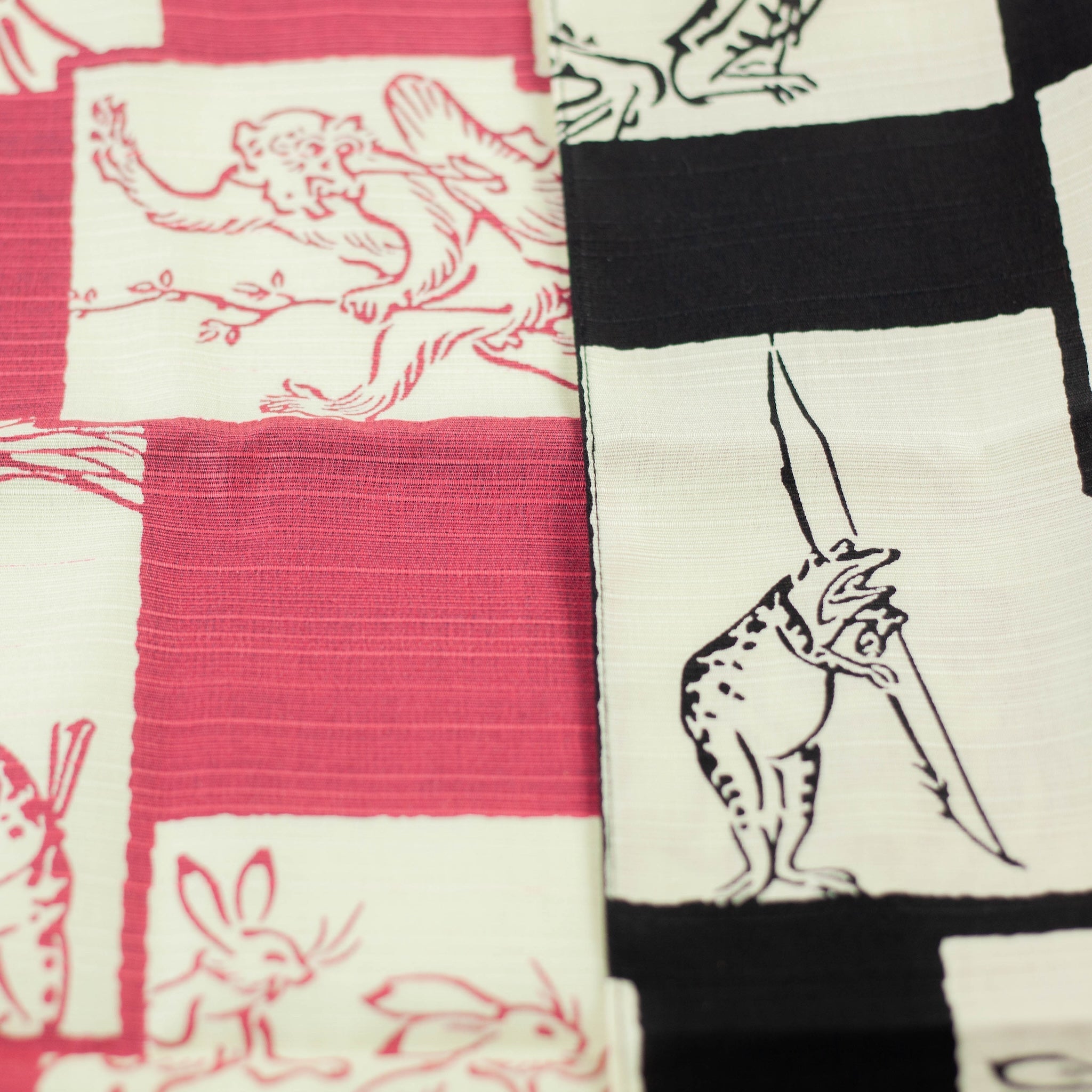 Furoshiki double-face Chôjûgiga (noir et rose, 50 cm)