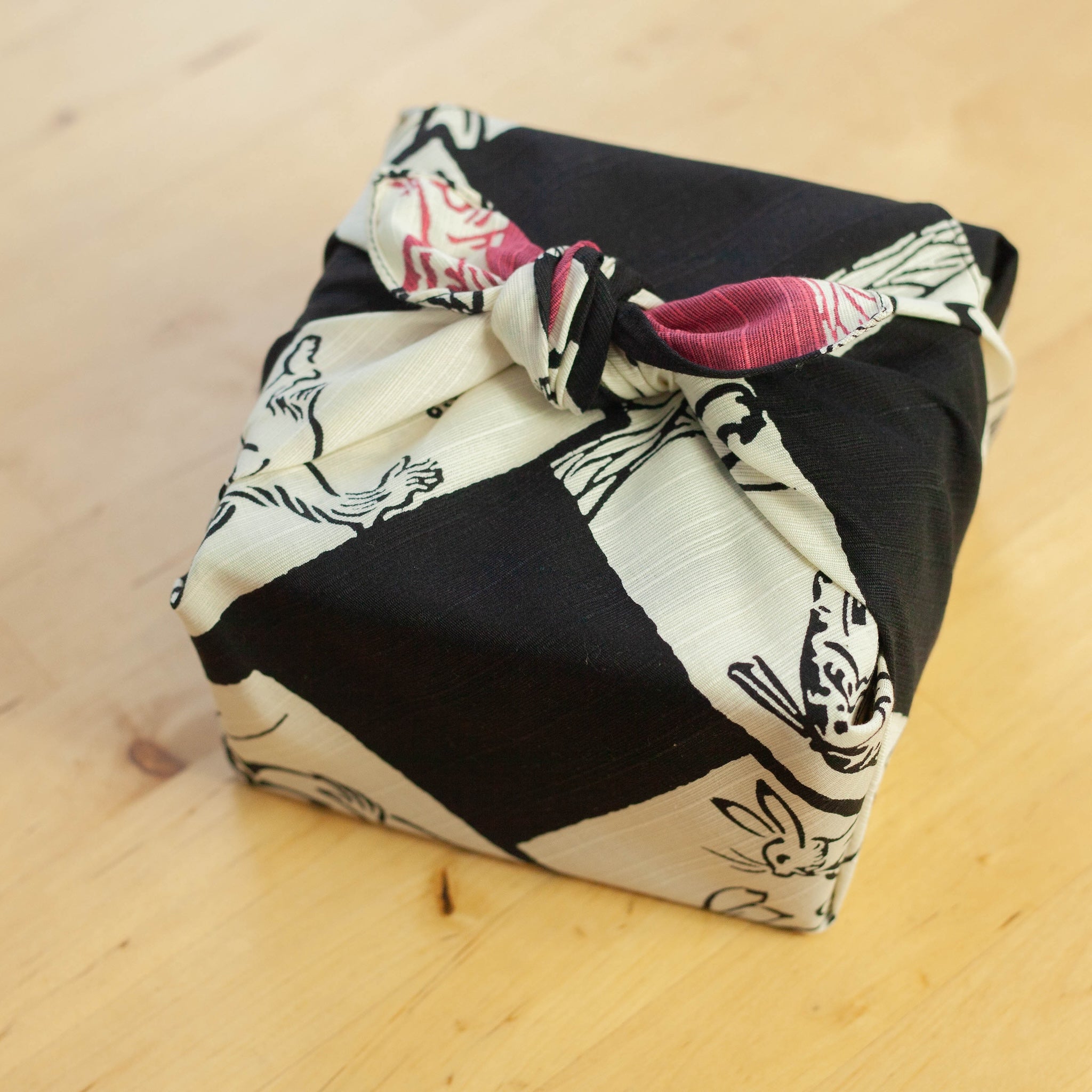 Furoshiki double-face Chôjûgiga (noir et rose, 50 cm)