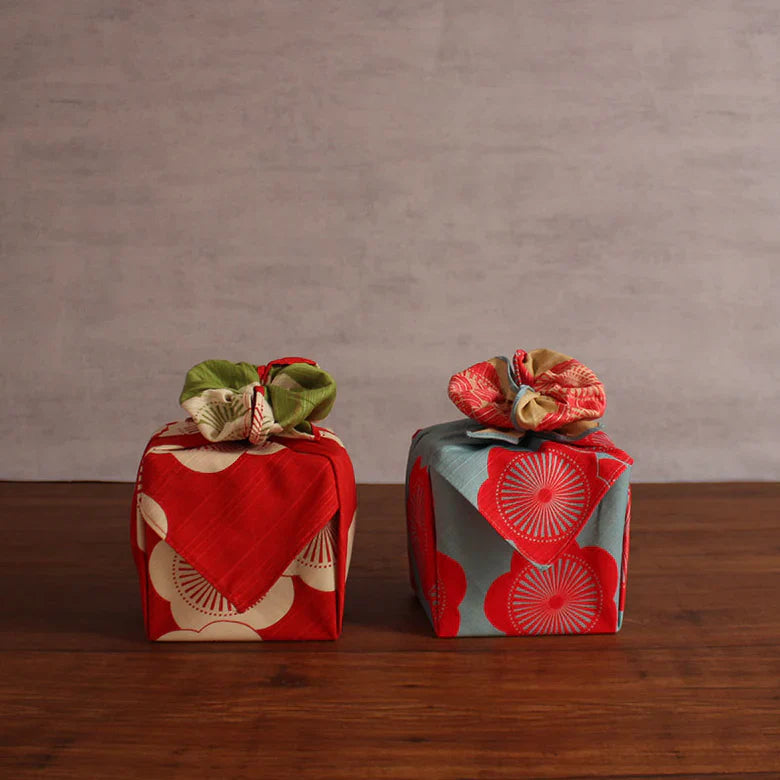 Furoshiki double face Isa Monyo - Ume (rouge et vert, 48cm)