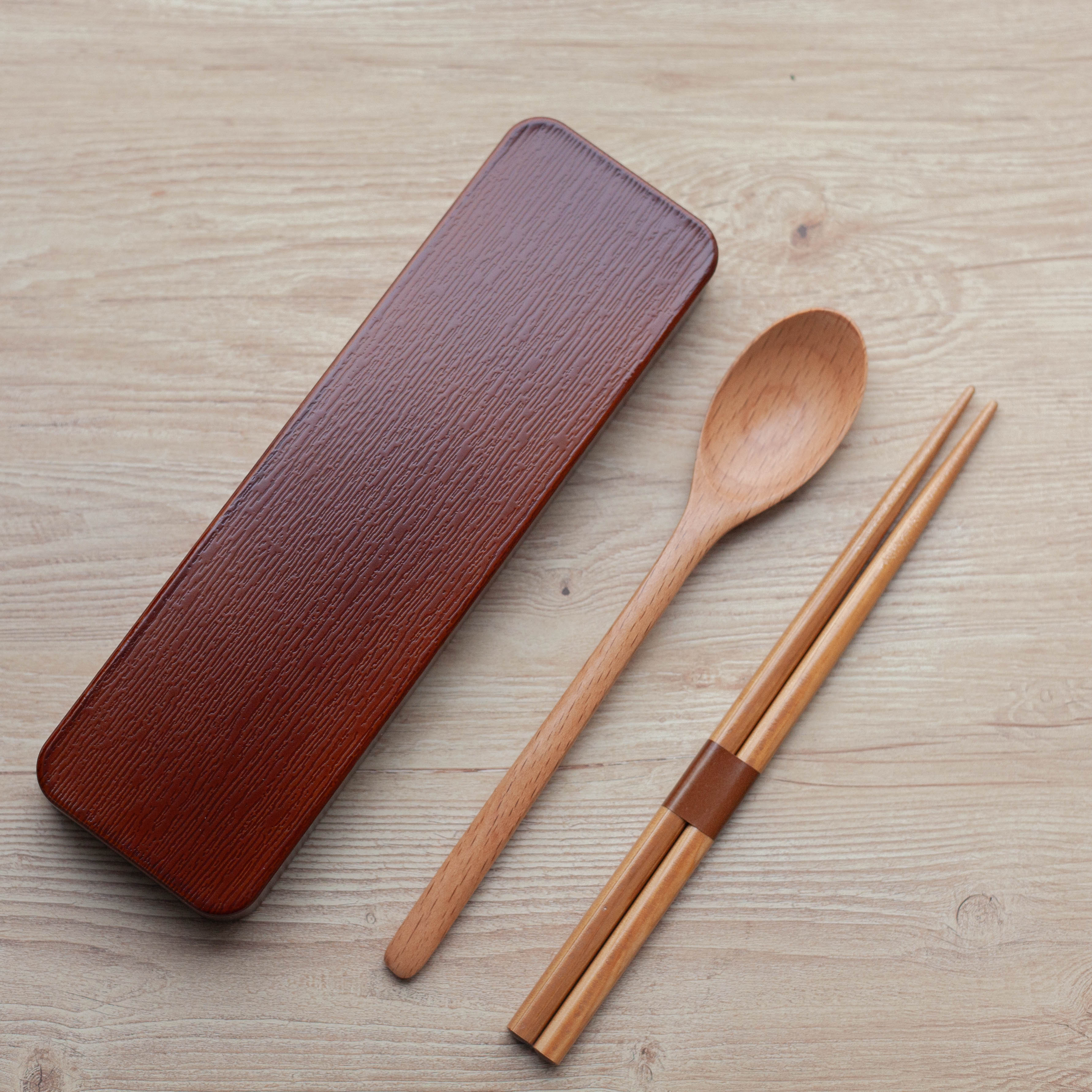 Set de couverts en bois (châtain clair)