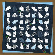 Furoshiki bleu nuit en coton illustrant des silhouettes de lapins remplies de motifs japonais traditionnels komon