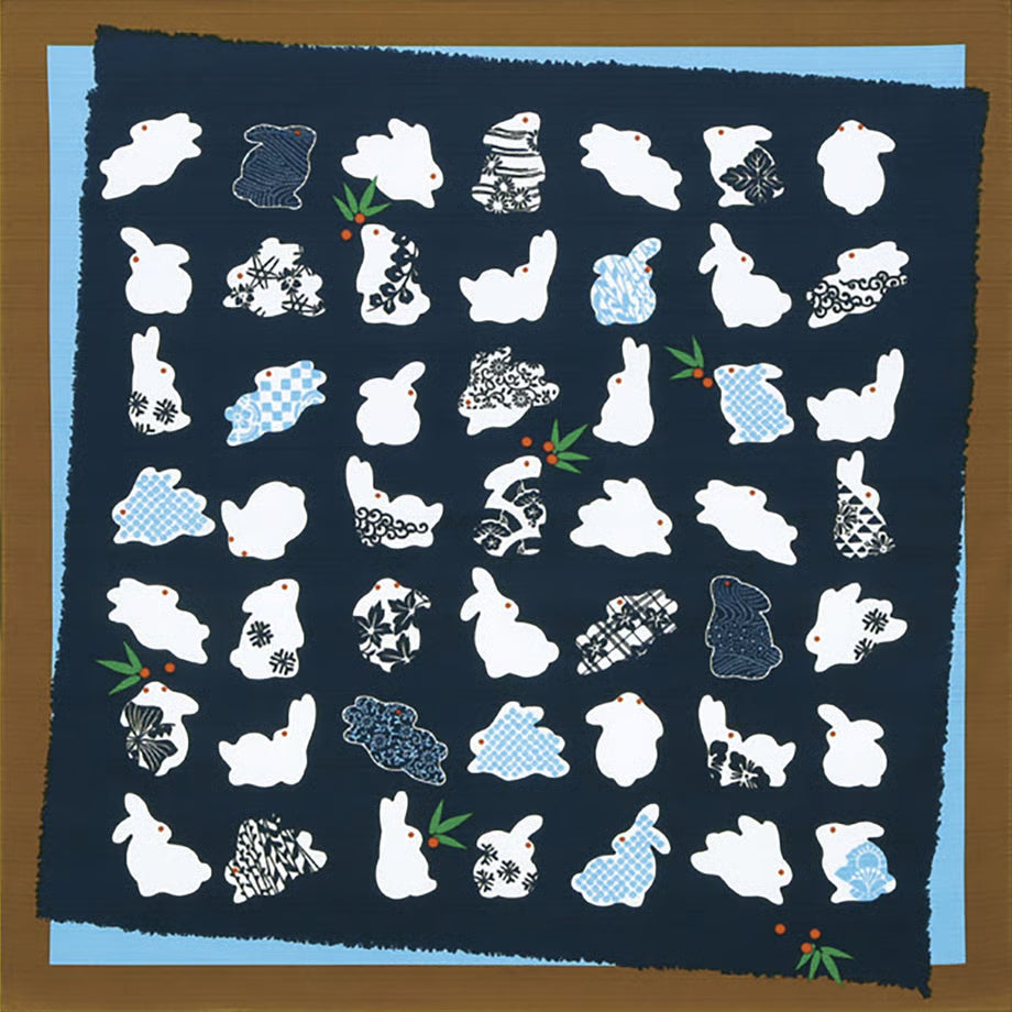 Furoshiki bleu nuit en coton illustrant des silhouettes de lapins remplies de motifs japonais traditionnels komon
