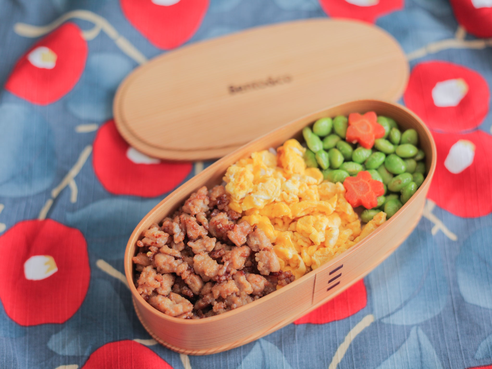 Furoshiki Yumeji Takehisa - Tsubaki (marine, 48 cm)