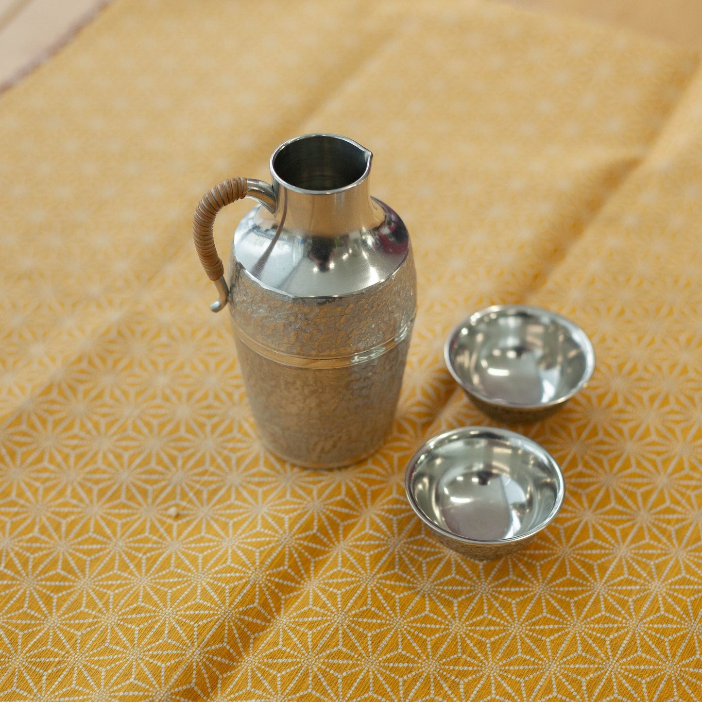 Set da sake in peltro dell'era Taisho (1910, 2 tazze)