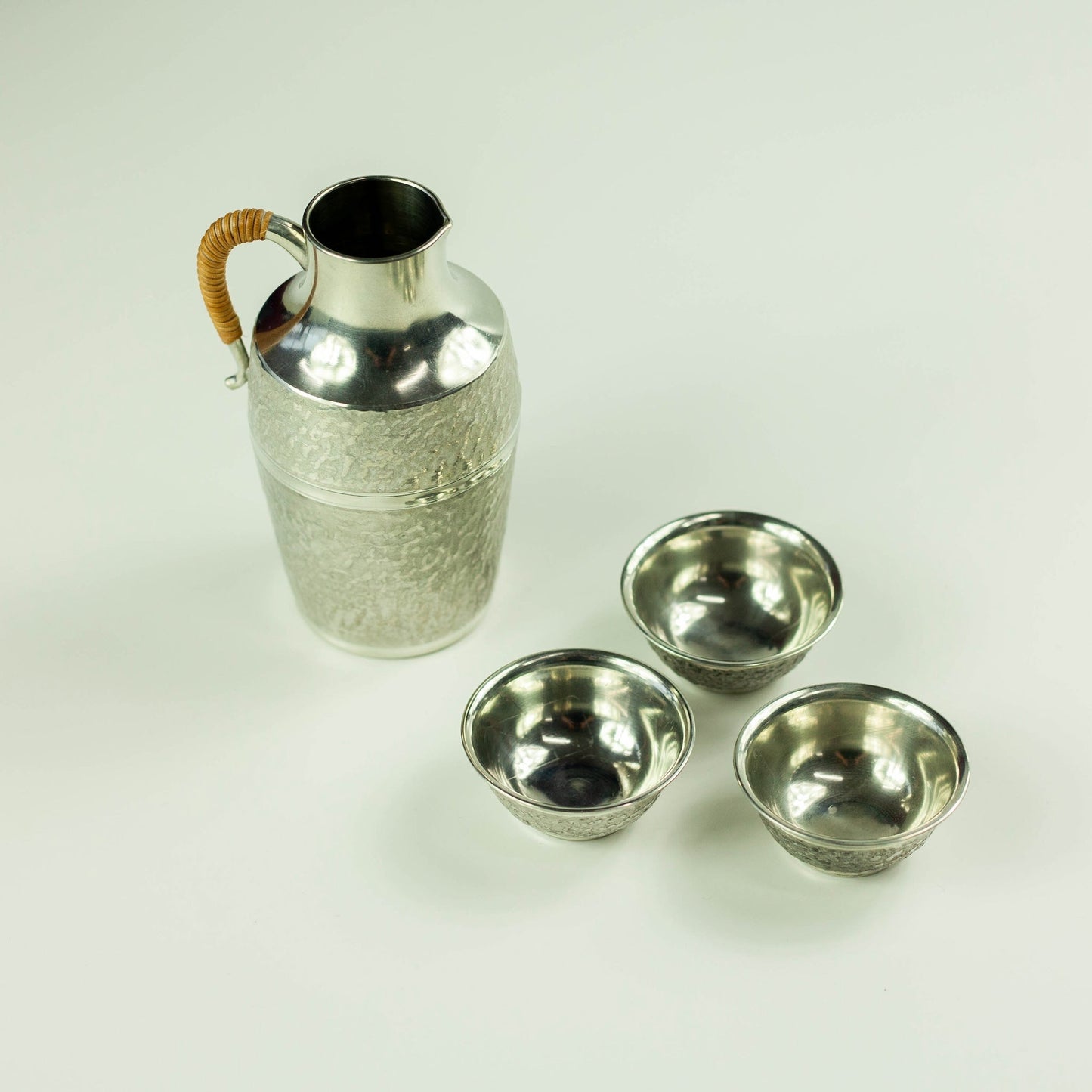 Set da sake in peltro dell'era Taisho (1910, 3 tazze)
