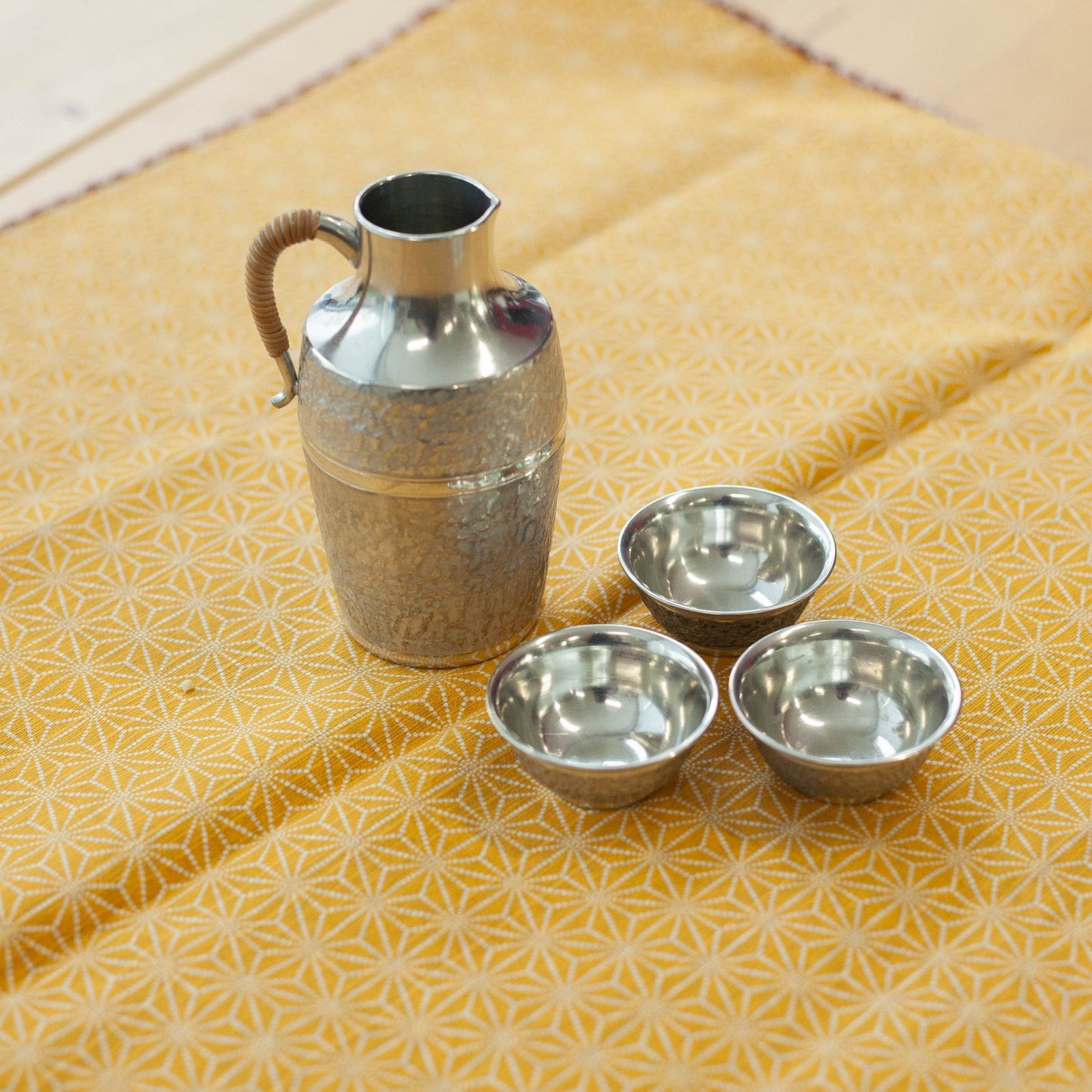 Set da sake in peltro dell'era Taisho (1910, 3 tazze)