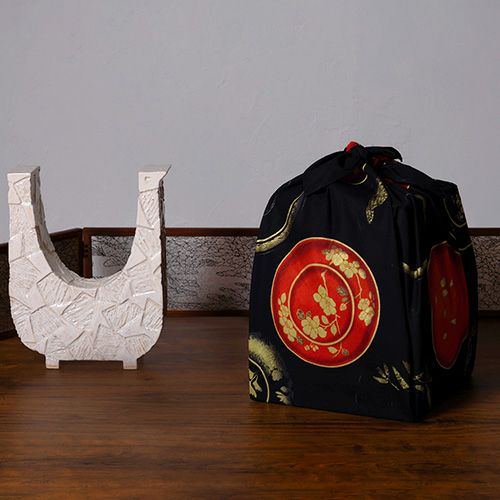Setsugekka Wan Furoshiki 120cm used to wrap a bento box